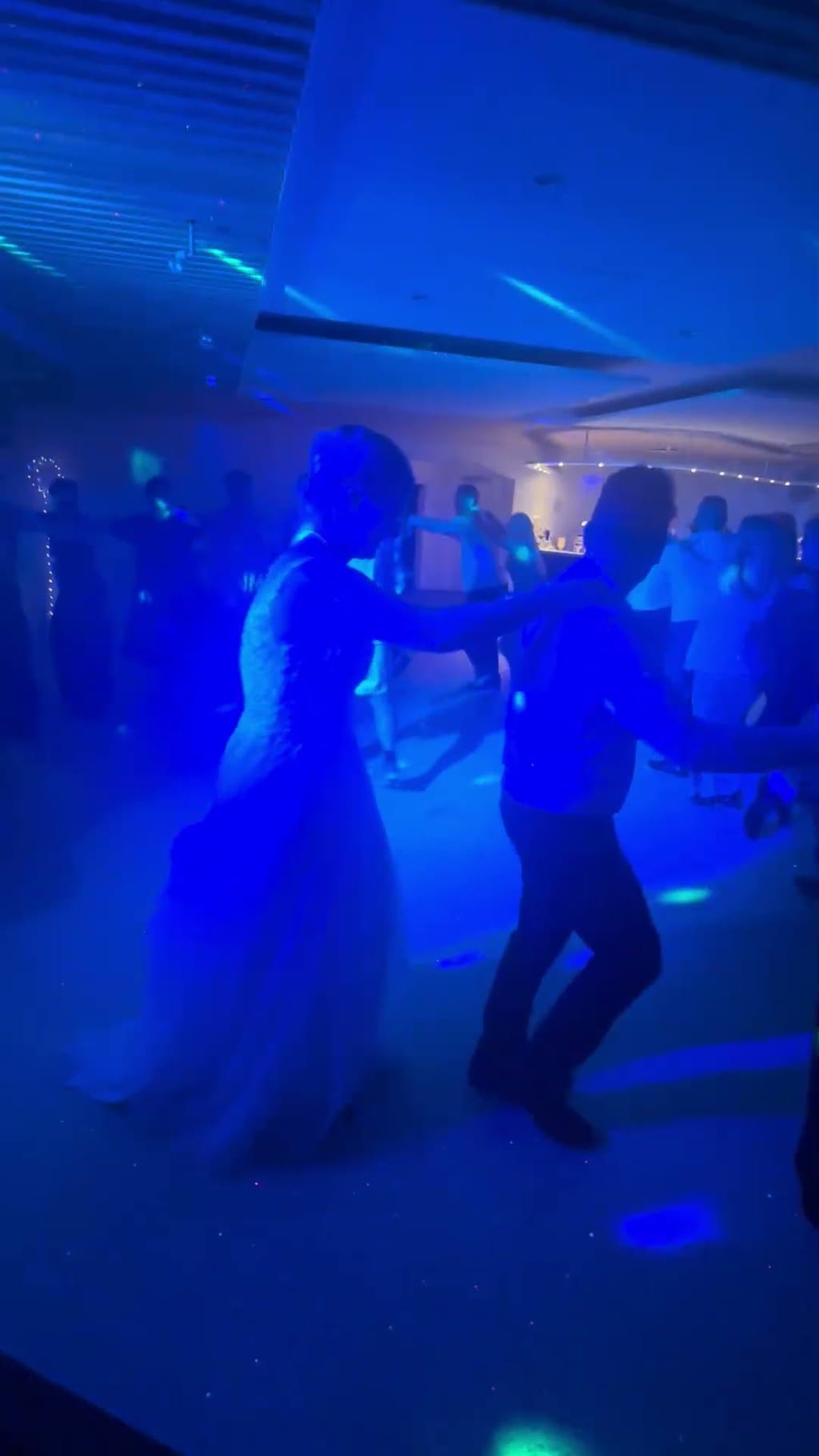 Videoklip fra bryllup med fyldt dansegulv