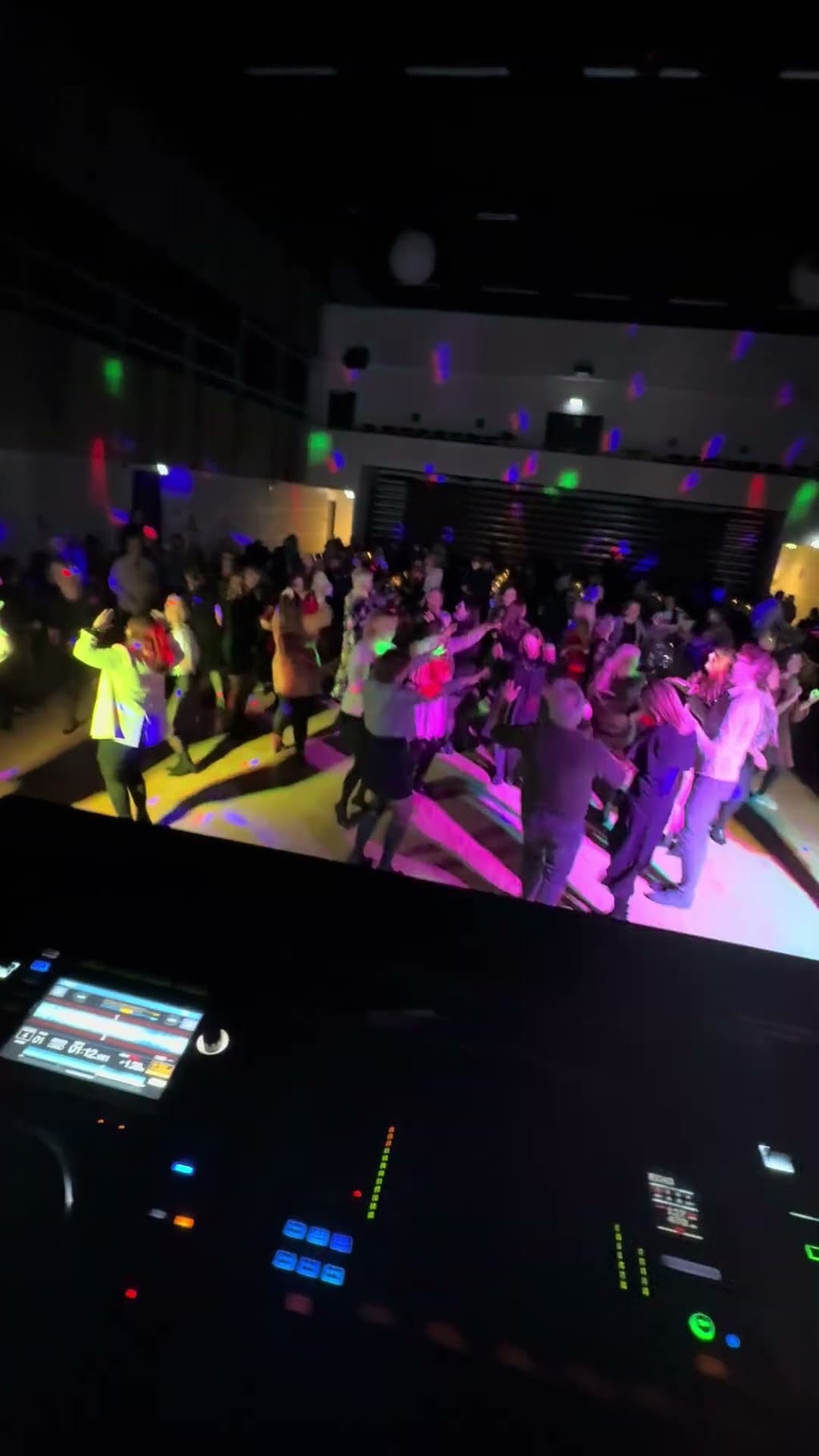 Videoklip fra firmafest med NP Studio som DJ