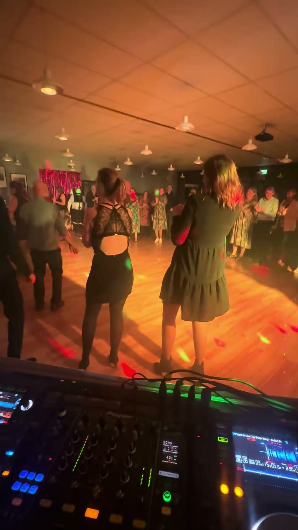Videoklip fra fødselsdagsfest med DJ