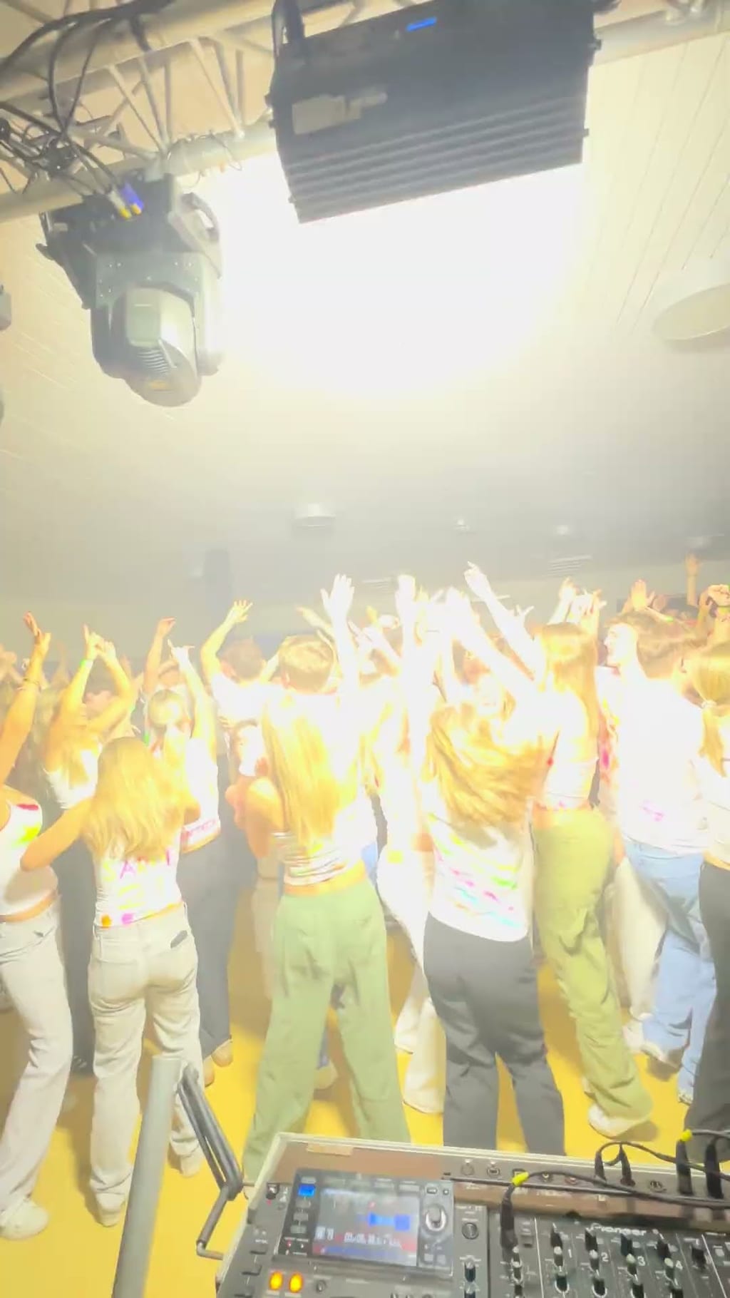Videoklip fra gymnasiefest med fyldt dansegulv