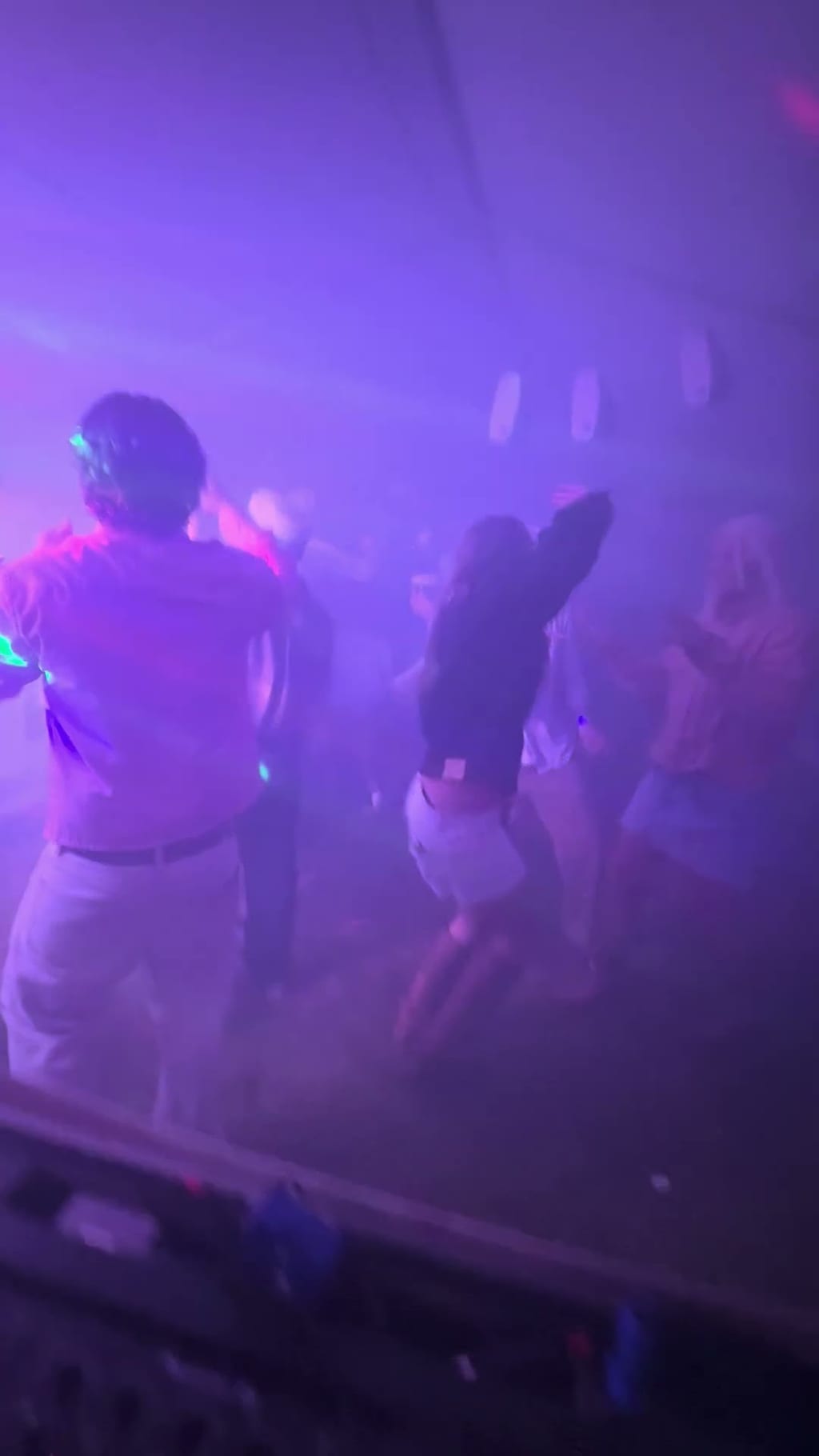 Videoklip fra studenterfest med DJ